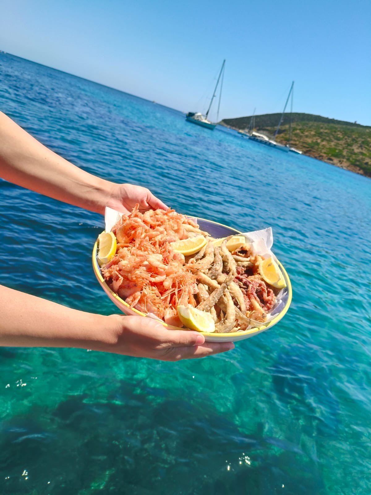 Frittura di paranza con gamberi e pesce fresco servita a bordo